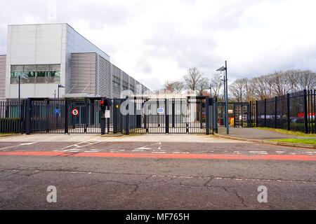 Basingstoke, Großbritannien - 10 Februar 2016: Schwere Sicherheit Tore und Schranken am Eingang eine außerhalb der Stadt gelegenes sichere Daten Speicher Stockfoto