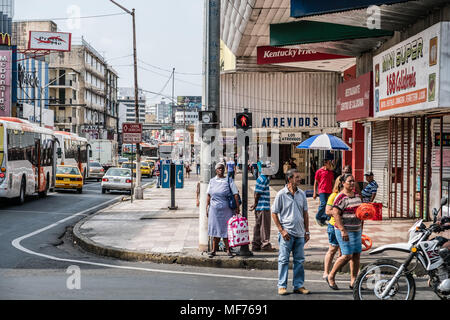 Panama City, Panama - März 2018: Menschen auf der belebten Einkaufsstraße in Panama City, Avenida Central Stockfoto