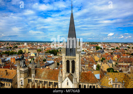 Blick auf die Kathedrale Notre Dame von Philippe Le Bon Turm, Dijon, Côte-d'Or, Burgund, Frankreich Stockfoto