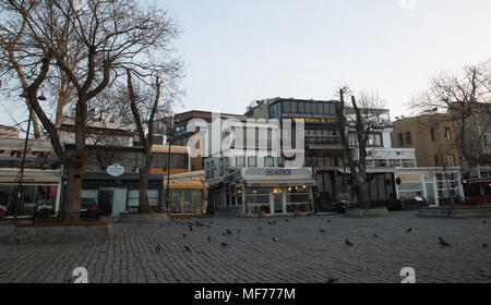 ISTANBUL, Türkei - 10. MÄRZ 2018: Cafés und Agritourismus Restaurants in Ortaköy Square. Stockfoto