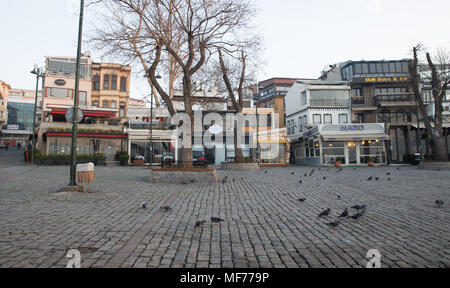 ISTANBUL, Türkei - 10. MÄRZ 2018: Cafés und Agritourismus Restaurants in Ortaköy Square. Stockfoto