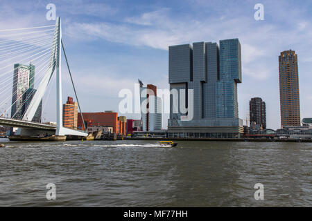 Die Skyline von Rotterdam, auf die Nieuwe Maas, Fluss, Wolkenkratzer im "Kop van Zuid, Niederlande, Erasmus Brücke, Stockfoto