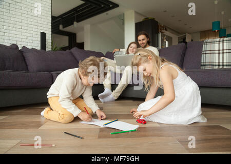 Kinder haben Spaß zusammen zeichnen, glückliche Familie Freizeit home Stockfoto