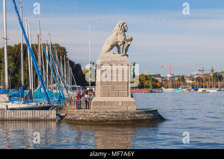 Zürich, Schweiz - 13. Oktober, 2013: See Zürich, Gebäude der Stadt Zürich in den Hintergrund. Der See ist ein See in der Schweiz, extendin Stockfoto