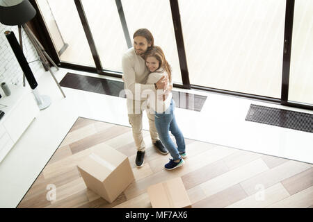 Junge glückliches Paar in neues Haus am Umzugstag Stockfoto