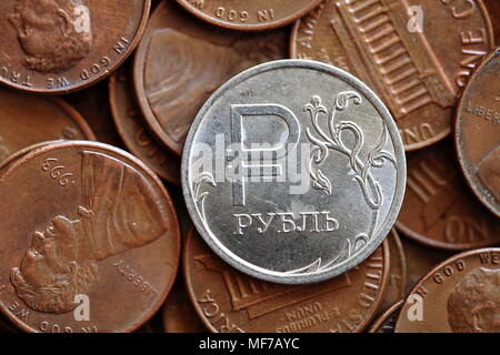 Russischer Rubel Münze und US-Cent Münzen Stockfoto