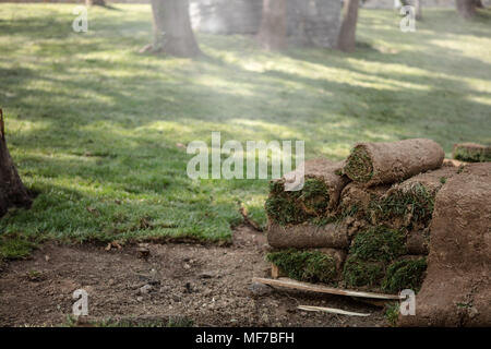 Neue grüne Rasen Gras rollen in einem Stapel auf Holzpaletten bereit, in eine Stadt, Park, Stadion, Sport Arena oder in einem formalen Garten gestapelt Stockfoto