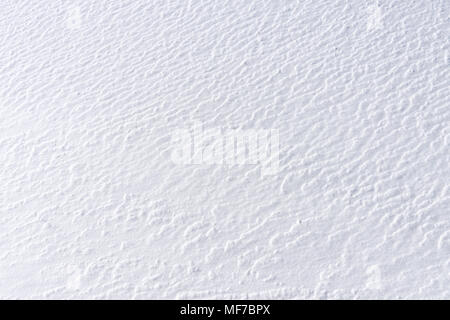 In der Nähe von hellen, weißen Schnee Textur oder Hintergrund, Oberfläche der Schnee Stockfoto