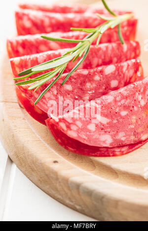 Scheiben geräucherter Salami Wurst auf Schneidebrett. Stockfoto