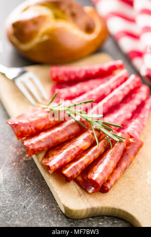 Scheiben Chorizo Salami Wurst auf Schneidebrett. Stockfoto