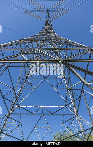 Low Angle symmetrische Ansicht, von unten, von einem Strom Pylon in Großbritannien Stockfoto
