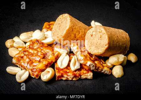 Pe de moleque (eine Art Erdnuss krokant) und pacoca, traditionelle brasilianische Spezialitäten aus Erdnüssen. Florianopolis, Santa Catarina, Brasilien. Stockfoto