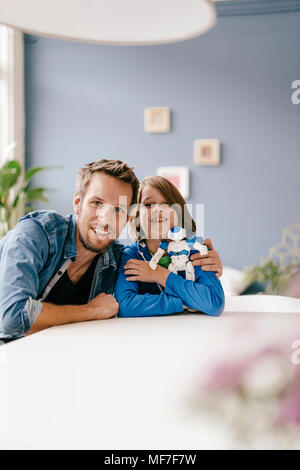 Porträt der glückliche Vater und Sohn mit Roboter zu Hause Stockfoto