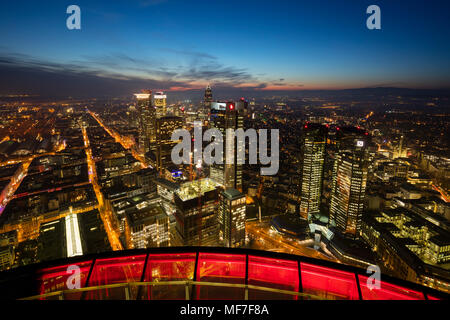 Deutschland, Hessen, Frankfurt, Blick vom Maintower, Stadtblick, blaue Stunde Stockfoto