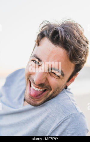 Portrait von winking Jüngling stiking Zunge Stockfoto