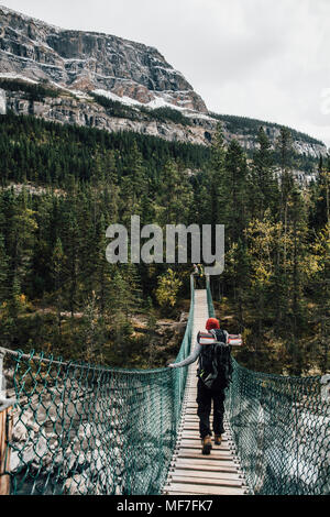 Kanada, British Columbia, Mount Robson Provincial Park, zwei Männer auf schwingende Brücke am Berg Lake Trail Stockfoto