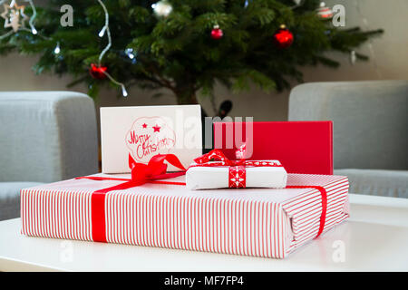 Verpackte Weihnachtsgeschenke Stockfoto