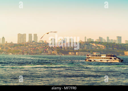 Türkei, Istanbul, Besektas, tourboat am Bosporus Stockfoto