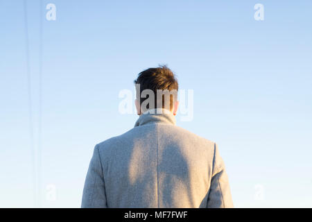 Zurück Blick auf junge Menschen gegen den Himmel Stockfoto