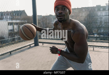 Drilliche Basketballspieler in Aktion auf Platz Stockfoto