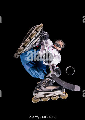 Athlet spielt Rollhockey, Ansicht von unten Stockfoto