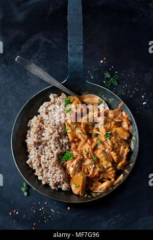 Jackfruit Gulasch mit Dinkel Reis im Pan Stockfoto