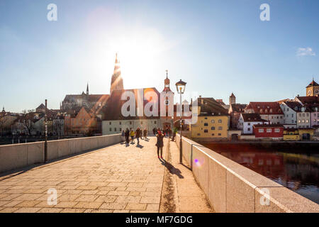 Deutschland, Regensburg, Blick auf die Altstadt mit der Steinernen Brücke, in den Vordergrund zu Dom Stockfoto