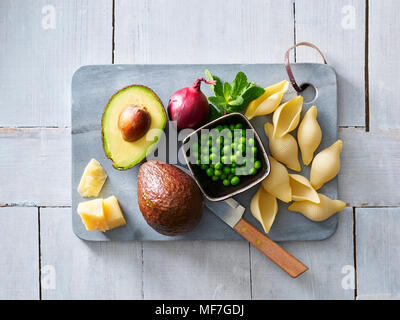 Zutaten Nudeln mit Avocado Sauce, Erbsen und Parmesan Stockfoto