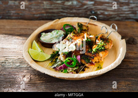 Gegrilltes Hähnchen am Spieß und Knoblauch Mayonnaise auf Platte Stockfoto