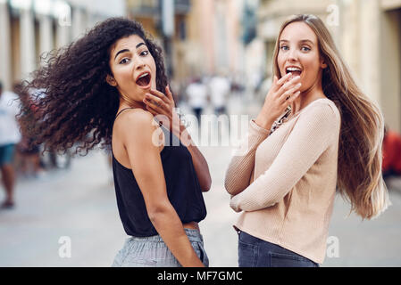 Porträt von zwei erstaunte junge Frauen auf der Straße Stockfoto