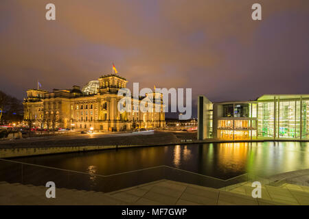 Deutschland, Berlin, Reichstag und Paul Loebe Regierung Gebäude an der Spree am Abend Stockfoto