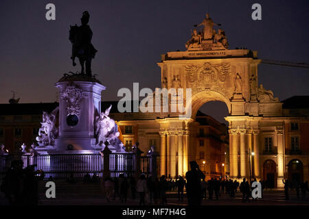 Portugal, Lissabon, Baixa, Praca do Comercio mit Reiterstandbild von König Jose und die Rua Augusta Triumphbogen bei Nacht Stockfoto