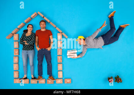 Glückliches Paar an Home erste Pizza geliefert Stockfoto