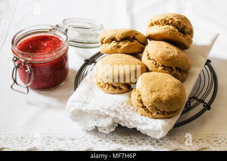 Scones aus einkorn Weizen mit Erdbeer Marmelade und Clotted Cream Stockfoto