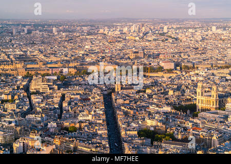 Frankreich, Paris, 6. Arrondissement, Rue de Rennes, mit dem Louvre im Hintergrund und Kirche von Saint-Sulpice im Odeon Quartal Stockfoto