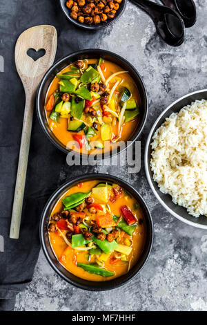 Red Curry in Schalen, Reis und gerösteten Kichererbsen Stockfoto