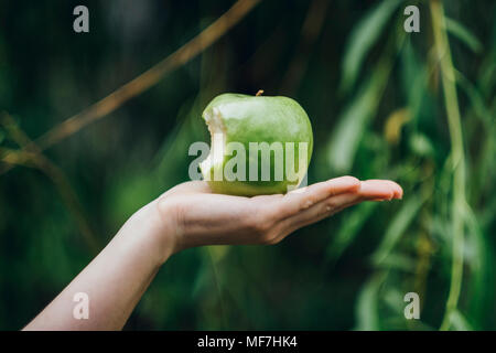 Woman's Hand gebissen Apple Stockfoto