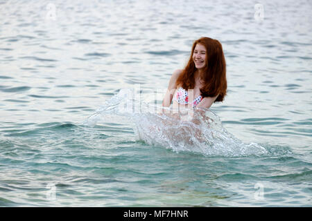 Junge Frau, Mädchen beim Baden in der cala mazzo di sciacca, bei Castellammare, Sizilien, Italien, Stockfoto