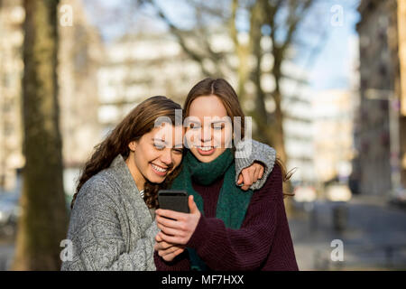 Zwei Mädchen im Teenageralter ein selfie in der Stadt Stockfoto