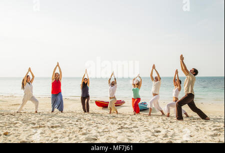 Thailand, Koh Phangan, Gruppe von Menschen Yoga am Strand Stockfoto