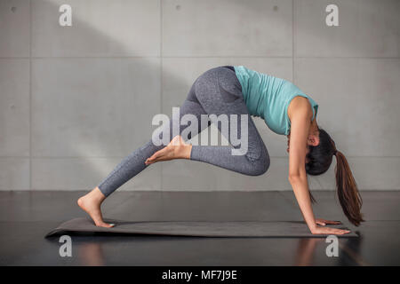 Junge Frau Yoga trainieren im studio Stockfoto