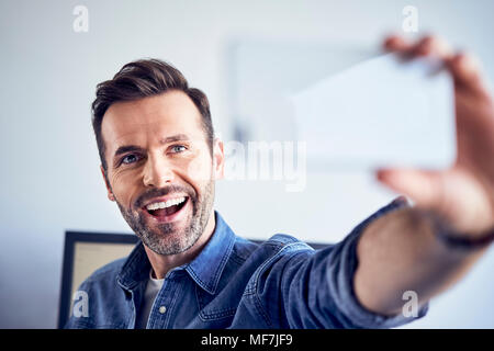 Glückliche Menschen im Büro unter selfie Stockfoto