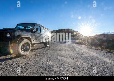 Italien, Piemont, West Alpen, Landrover auf dem Colle dell'ÄôAssietta Stockfoto