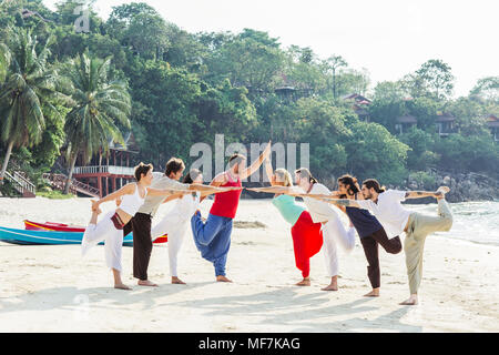 Thailand, Koh Phangan, Gruppe von Menschen Yoga am Strand Stockfoto