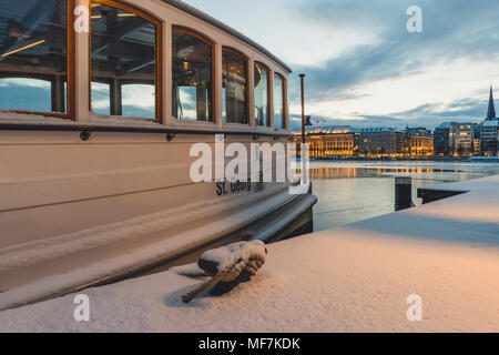 Deutschland, Hamburg, Binnenalster und tourboat im Winter Stockfoto