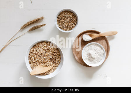 Roggen Ohren und Schalen von Roggen Flocken, Mehl von Roggen und Roggen Getreide auf weißem Hintergrund Stockfoto