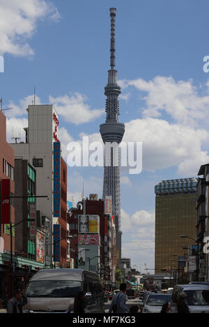 Japan's berühmten Skytree, vor Tokio steigt, ist dem höchsten Turm der Welt auf 2080 Fuß (634 m). Sendungen TV und Radio Communications, hat Restaurants Stockfoto