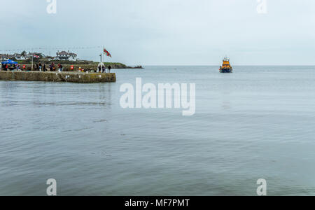 RNLI Meer Bewußtsein Tag gehalten an der Pier, Cemaes auf Anglesey. Veranstaltung bis zum 15. April 2018. Holyhead Rettungsboot nähert sich dem Hafen. Stockfoto