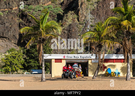 Santa Cruz de Tenerife, Kanarische Inseln, Spanien - Dezember 11, 2016: Die permanente lifeguard Station und ein Rettungswagen auf dem berühmten Las Teresitas. Stockfoto