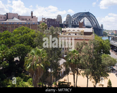 Ansicht von The Rocks in Sydney und die Sydney Harbour Bridge Stockfoto